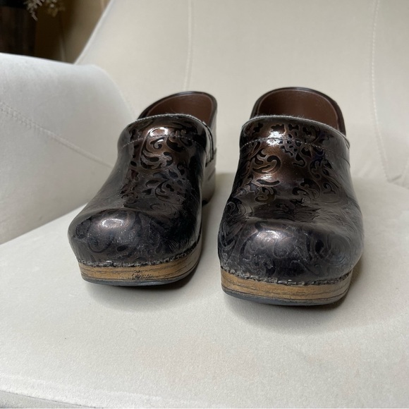 Dansko Filigree Floral Brown Leather Patent Comfort Clog Shoes Sz 38 US 7.5-8 - Picture 2 of 4